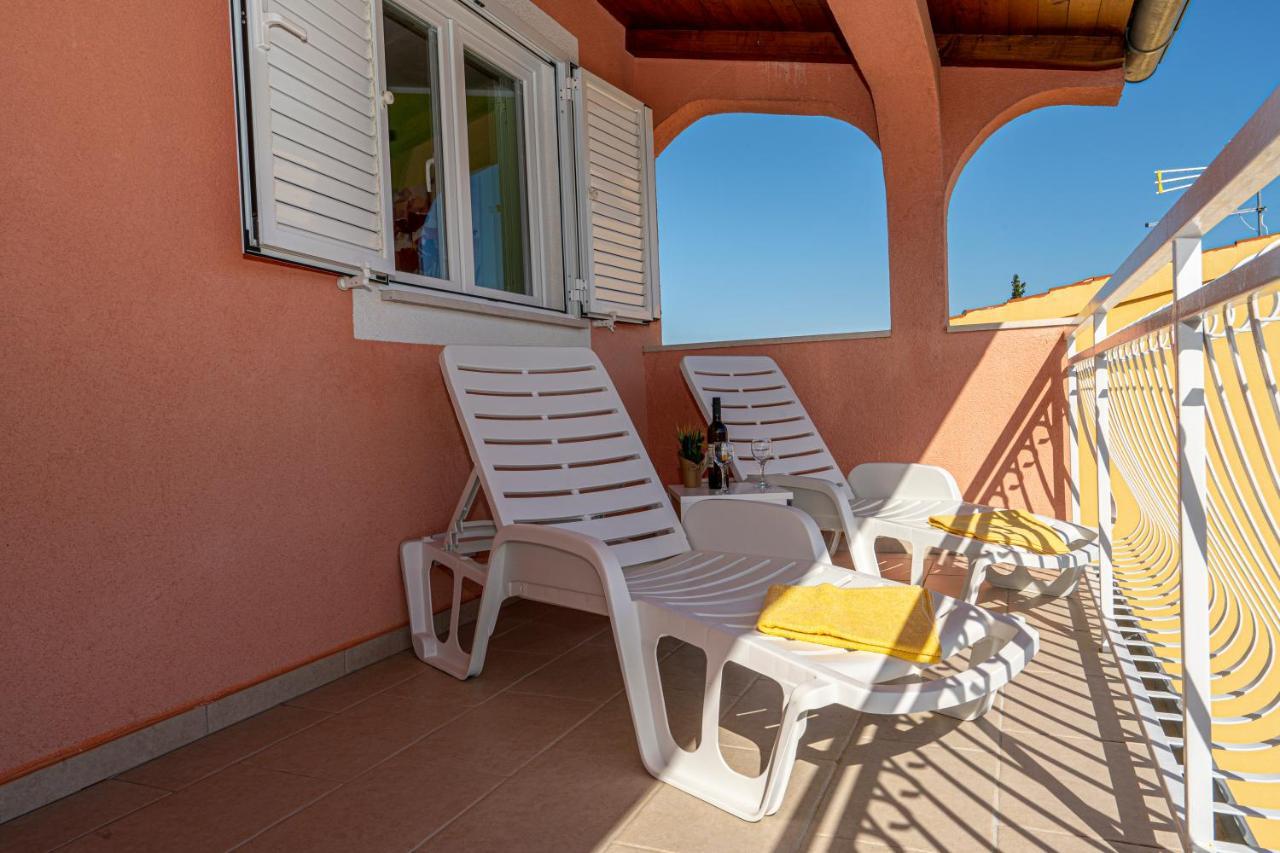 Seaview & Balcony Apartment Petra Ядрия Екстериор снимка