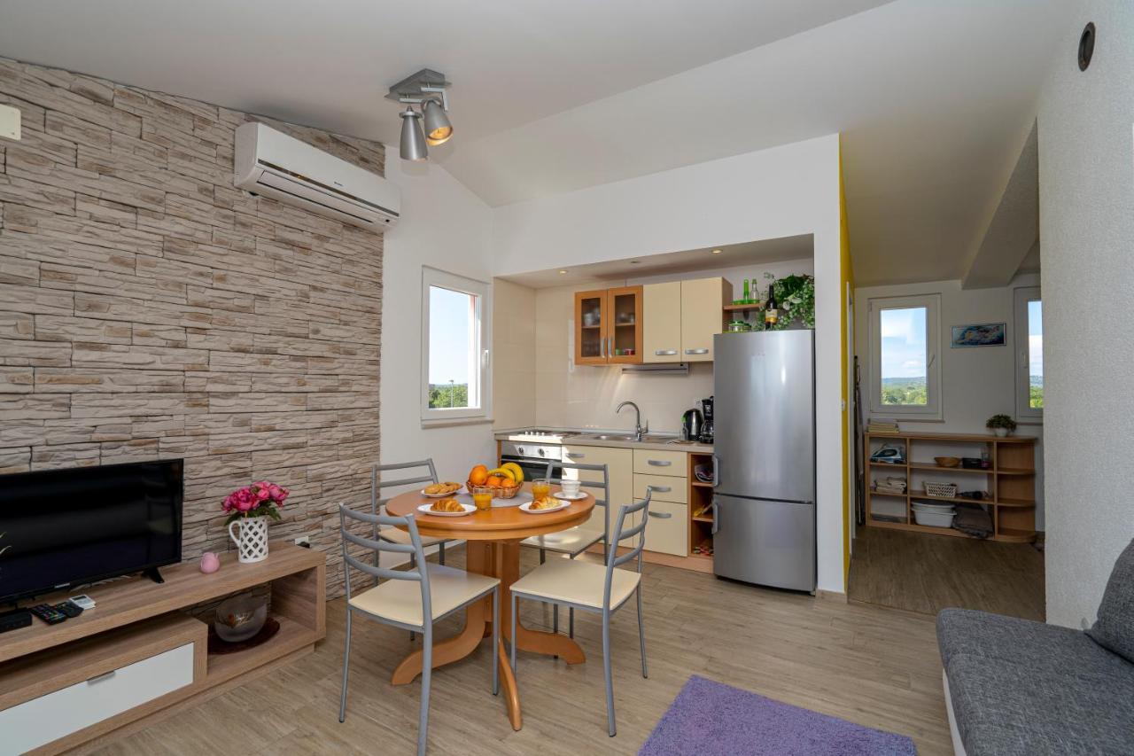 Seaview & Balcony Apartment Petra Ядрия Екстериор снимка